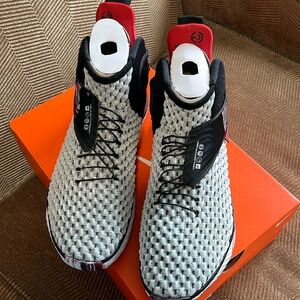 Men’s Nike Air Zoom Unvrs Sneakers…Size M10/W11.5